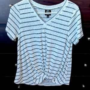 Bobeau Lightweight V- neck Crop Top